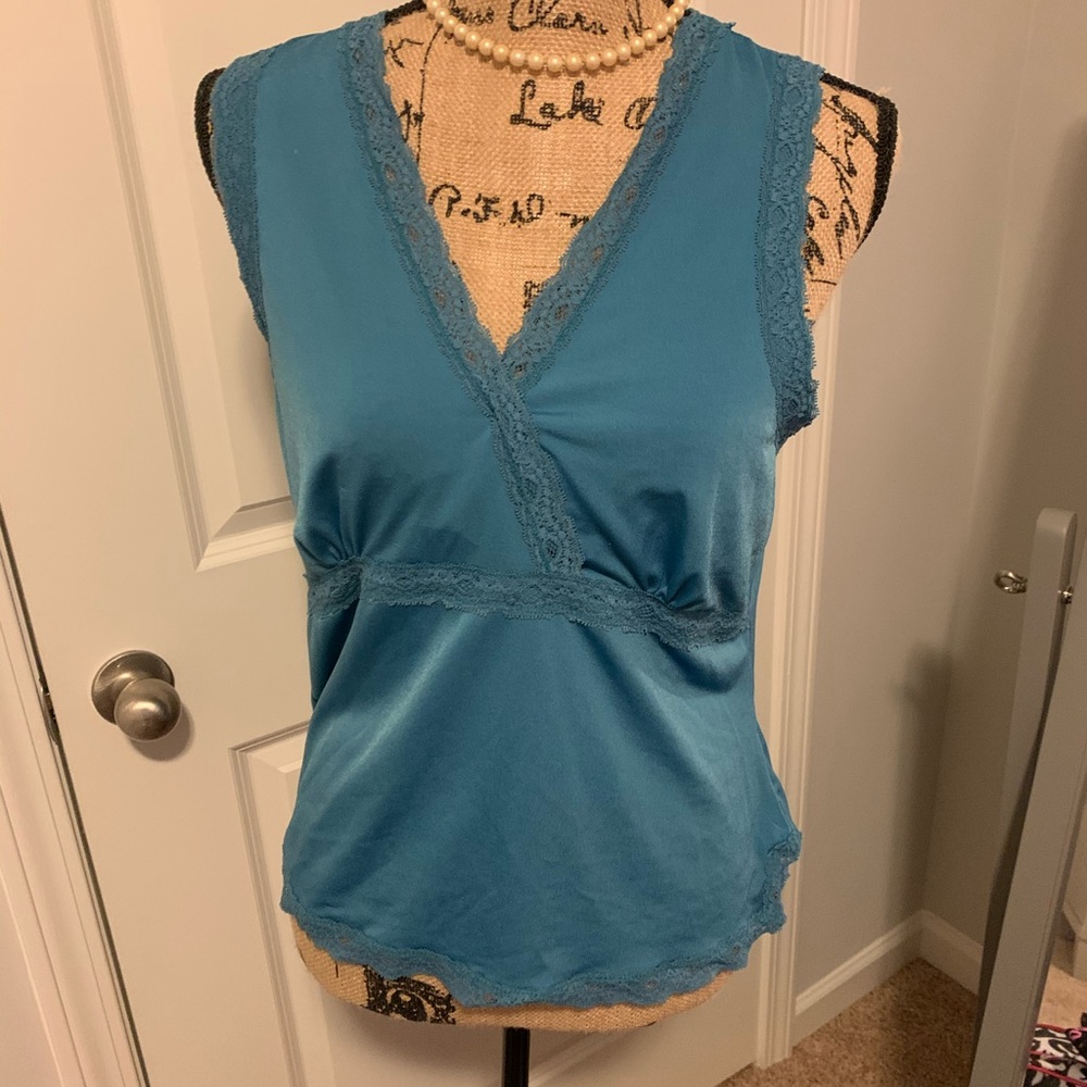 Rafella sleeveless lace trimmed shirt